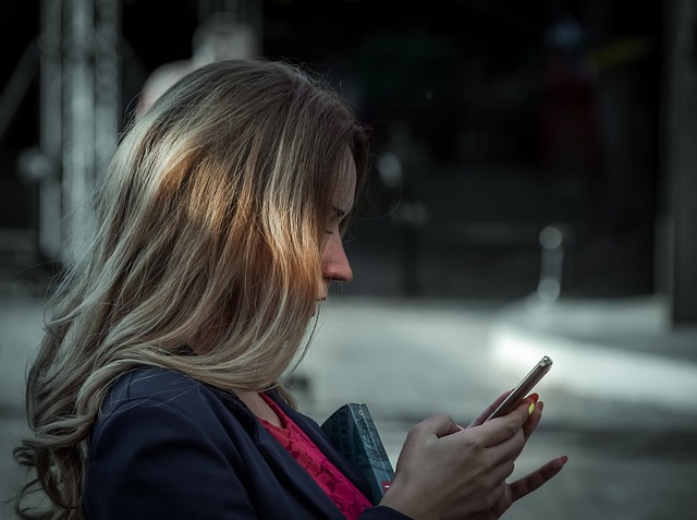 女性　スマホ　携帯電話